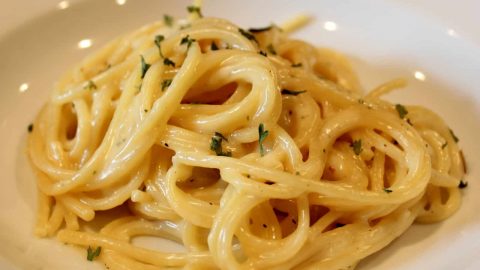 طريقة تجهيز مكرونة بالثوم والبقدونس