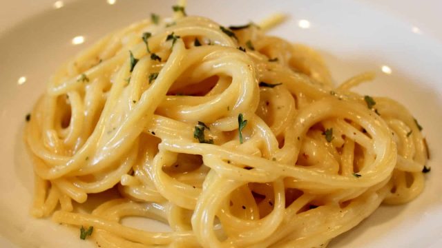 طريقة تجهيز مكرونة بالثوم والبقدونس