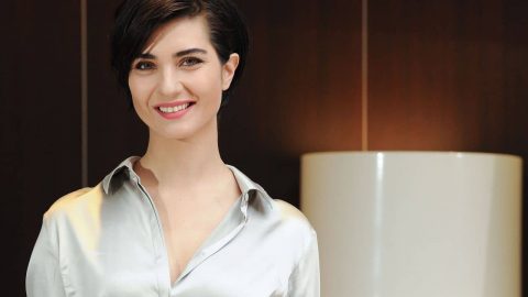 مكياج ناعم على طريقة النجمة التركية توبا بويوكوستن