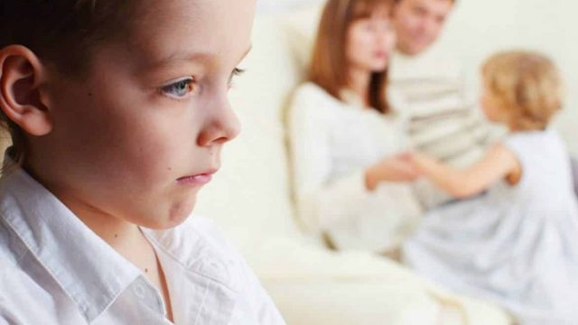طرق التعامل مع غيرة الأطفال من المولود الجديد