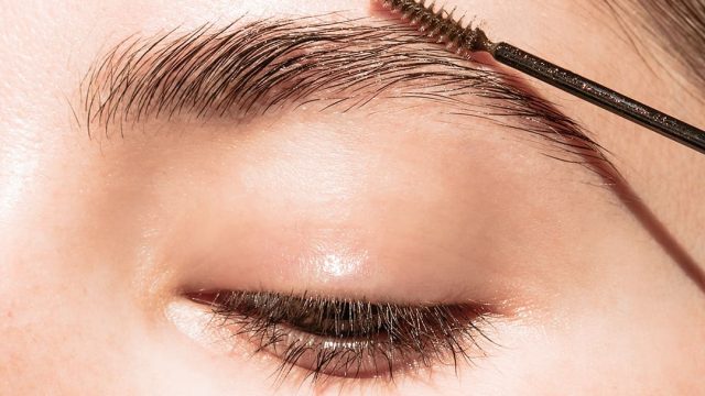 خلطات طبيعية للتخلص من قشرة الحواجب
