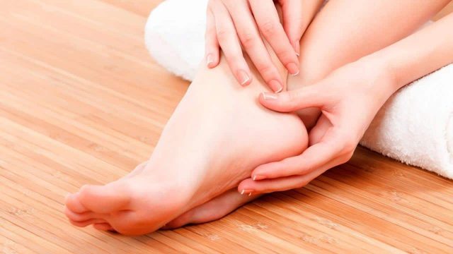 خطوات بسيطة للتخلص من تشقق الأقدام