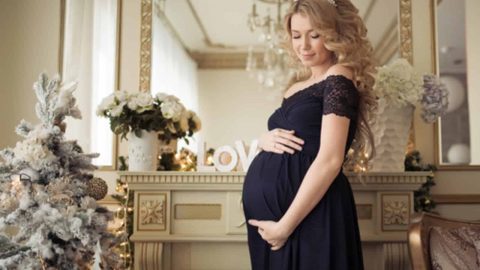 للحوامل: اختاري فساتين بالأزرار لإطلالة العيد