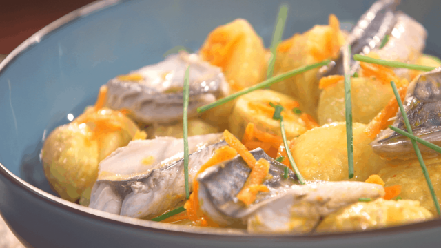 خطوات تجهيز سلطة البطاطس الدافئة والماكريل