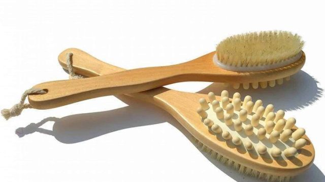اكتشفي فوائد استخدام تقنية الفرشاة الجافة Dry Brushing