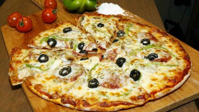 خطوات تجهيز بيتزا بالفطر والببروني