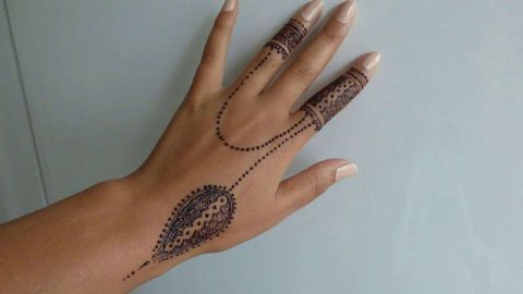حيل بسيطة للحفاظ على رسمة الحناء لمدة أطول