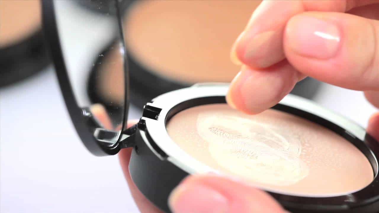 زيت طبيعي مع كريم الأساس