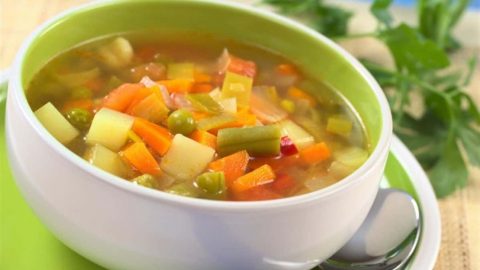 خطوات تجهيز شوربة الخضار للدايت