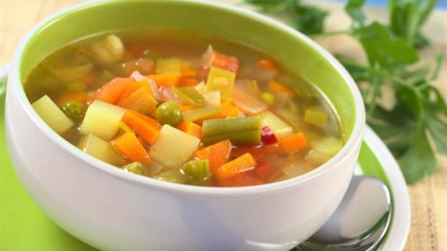 خطوات تجهيز شوربة الخضار للدايت