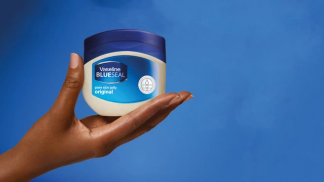 كيف تحافظين على يديك وقدميك في الصيف باستخدام الفازلين؟