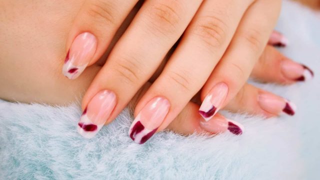 رسومات أظافر أنيقة لإطلالة يدين جذابة .. جربيها