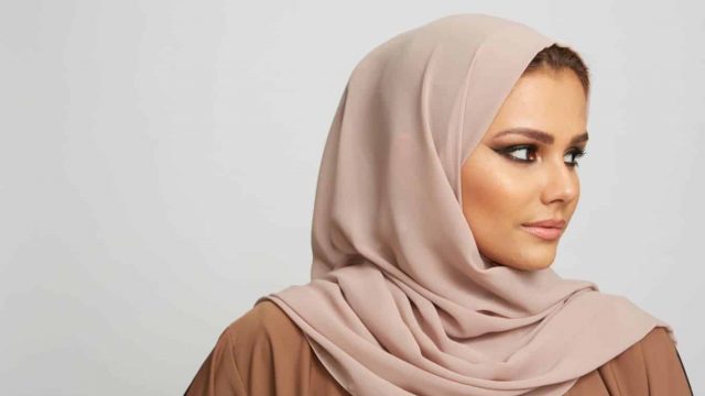 طرق لتنسيق الحجاب النيود مع إطلالات مختلفة