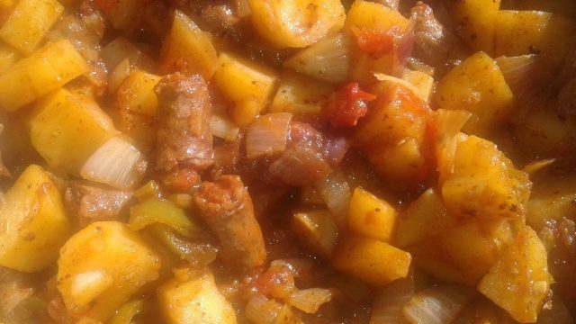 خطوات تجهيز بطاطس محمرة مع السجق لفطور الصباح