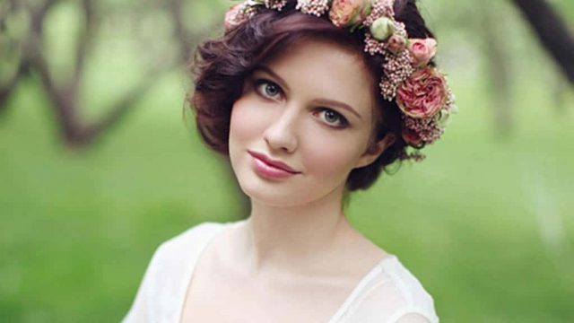 للعروس: أفضل صيحات تيجان الورد