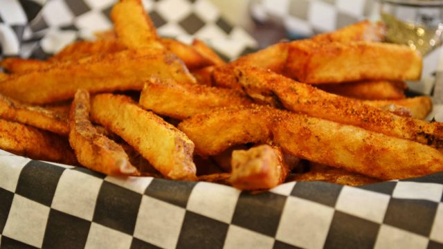 خطوات تجهيز بطاطس مقلية بالتتبيلة