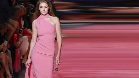 أفضل تصاميم فساتين سواريه تناسب الفتيات القصيرات