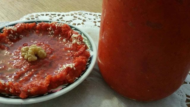 خطوات تجهيز صلصة الطماطم المجففة بالجوز