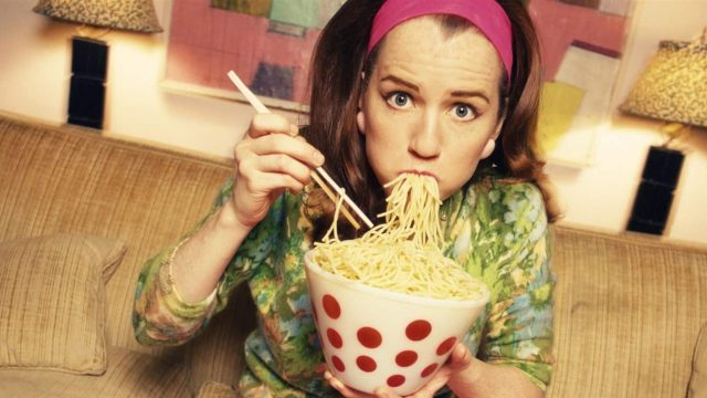 الأكل الانفعالي: الأسباب والأعراض