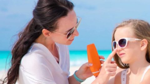 حلول طبيعية لعلاج حروق الشمس عند الأطفال