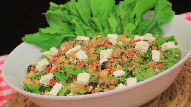 خطوات تجهيز سلطة الباذنجان المشوي بالكينوا
