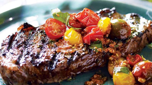خطوات تجهيز تتبيلة اللحم بالثوم والطماطم