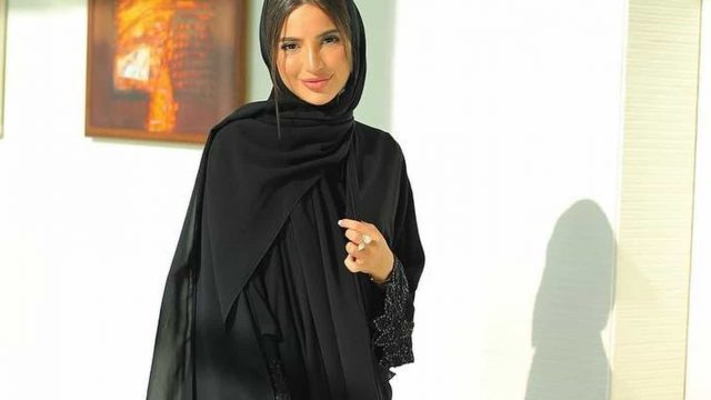 بالصور: أجمل تصاميم العبايات السوداء المطرزة لإطلالة فاخرة