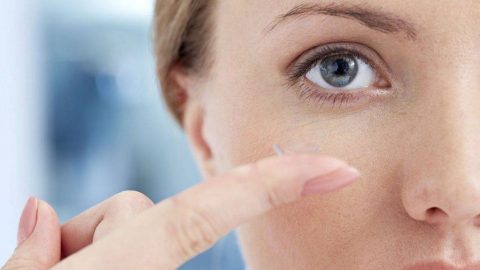 للمبتدئات: الطريقة الصحيحة لارتداء العدسات الملونة