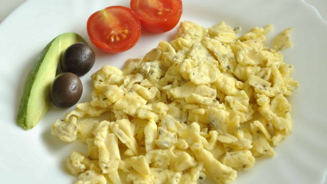 خطوات تجهيز بيض مخفوق بالحليب