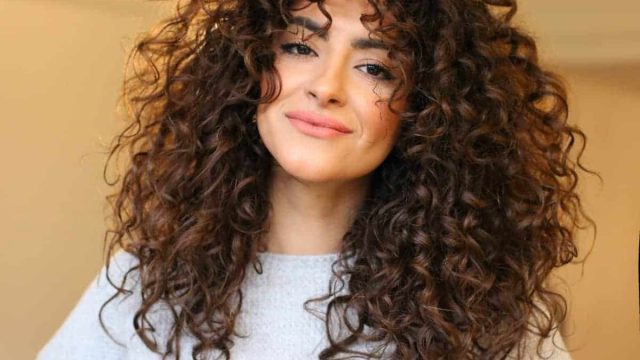 نصائح لتسريح الشعر الكيرلي بسهولة أثناء الاستحمام