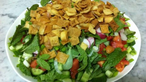 سلطة الفتوش السورية مع مشويات العيد