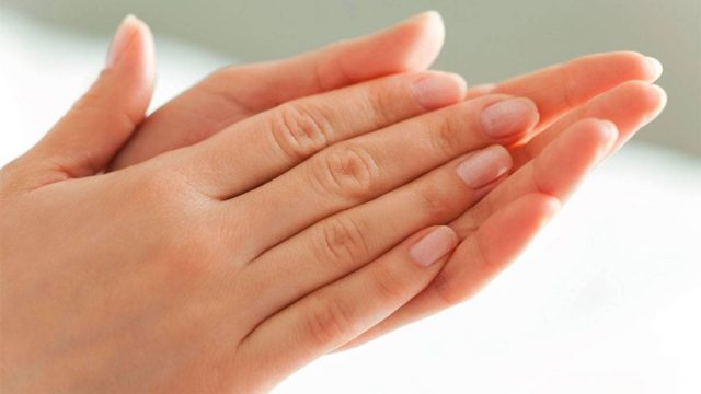 وصفات للعناية بجمال يديك بمكونات من مطبخك قبل العيد!