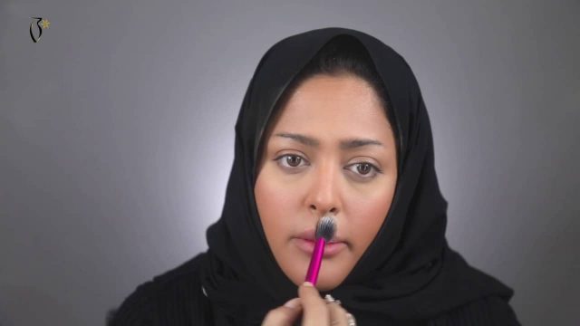خطوات مكياج جذاب من خبيرة التجميل هميز بنجابي
