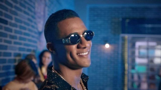 محمد رمضان يفاجئ الجميع ويقبّل رأس هذا الفنان في الطائرة!