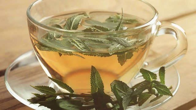 وصفات الأعشاب السريعة لعلاج تعرق الإبطين