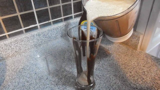 طريقة تجهيز الموكا الباردة بالحليب