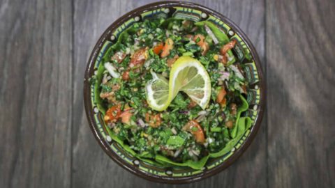 خطوات تجهيز تبولة السبانخ