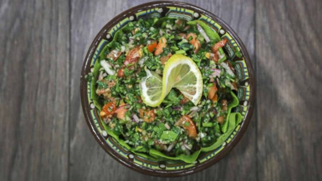 خطوات تجهيز تبولة السبانخ