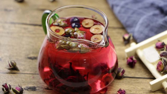 خطوات تجهيز شاي الورد بالتوت البارد