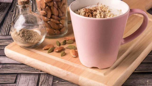 خطوات تجهيز قهوة اللوز الحجازية