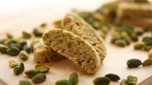 كيفية تجهيز كوكيز الفستق الحلبي وماء الورد