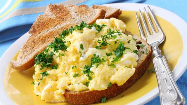 خطوات تجهيز بيض مخفوق بالأعشاب