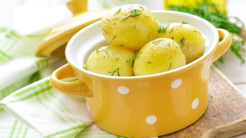 كيفية تجهيز بطاطس مسلوقة مع الزبدة