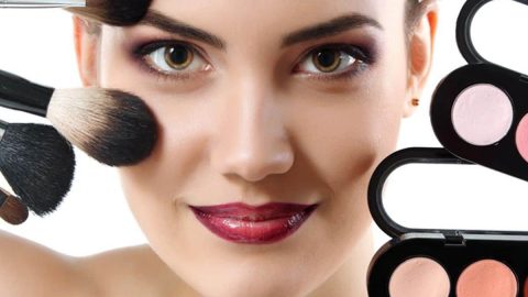 حيل مكياج ستجعلك مشرقة مهما كان سنك!