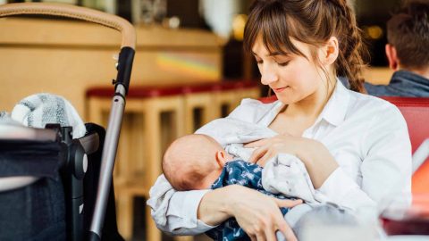 فوائد الرضاعة الطبيعية على صحة الأم والطفل