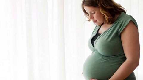 اكتشفي أسباب الشعور بالألم أسفل البطن عند الحمل