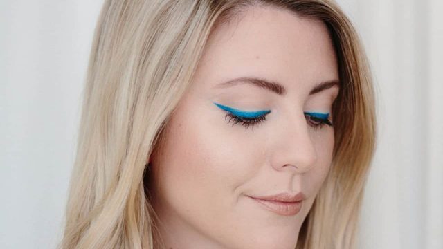 اكتشفي خطوات رسم الآيلاينر الملون لإطلالة عيون جذابة