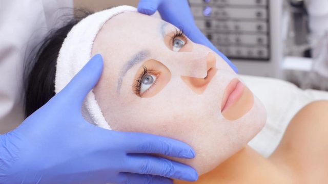 أخطاء شائعة عند استعمال الأقنعة الورقية للبشرة