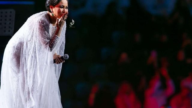 بالفيديو: شيرين تستعين بزوجها على المسرح  وتبكي من شدة التأثر!
