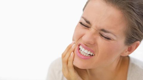 5 علاجات طبيعية لتخفيف وجع الأسنان بسرعة